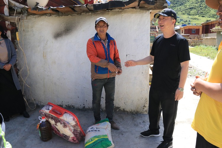 蔡显宏慰问结对贫困户 (2).jpg