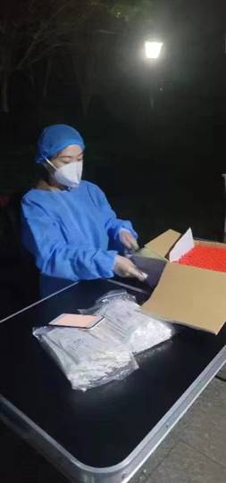 通济堰管理处东坡站王敏睿准备核酸检测物资