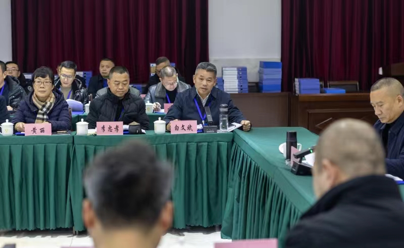 处党委书记、处长白文斌向考核组汇报通济堰管理处2023年工作